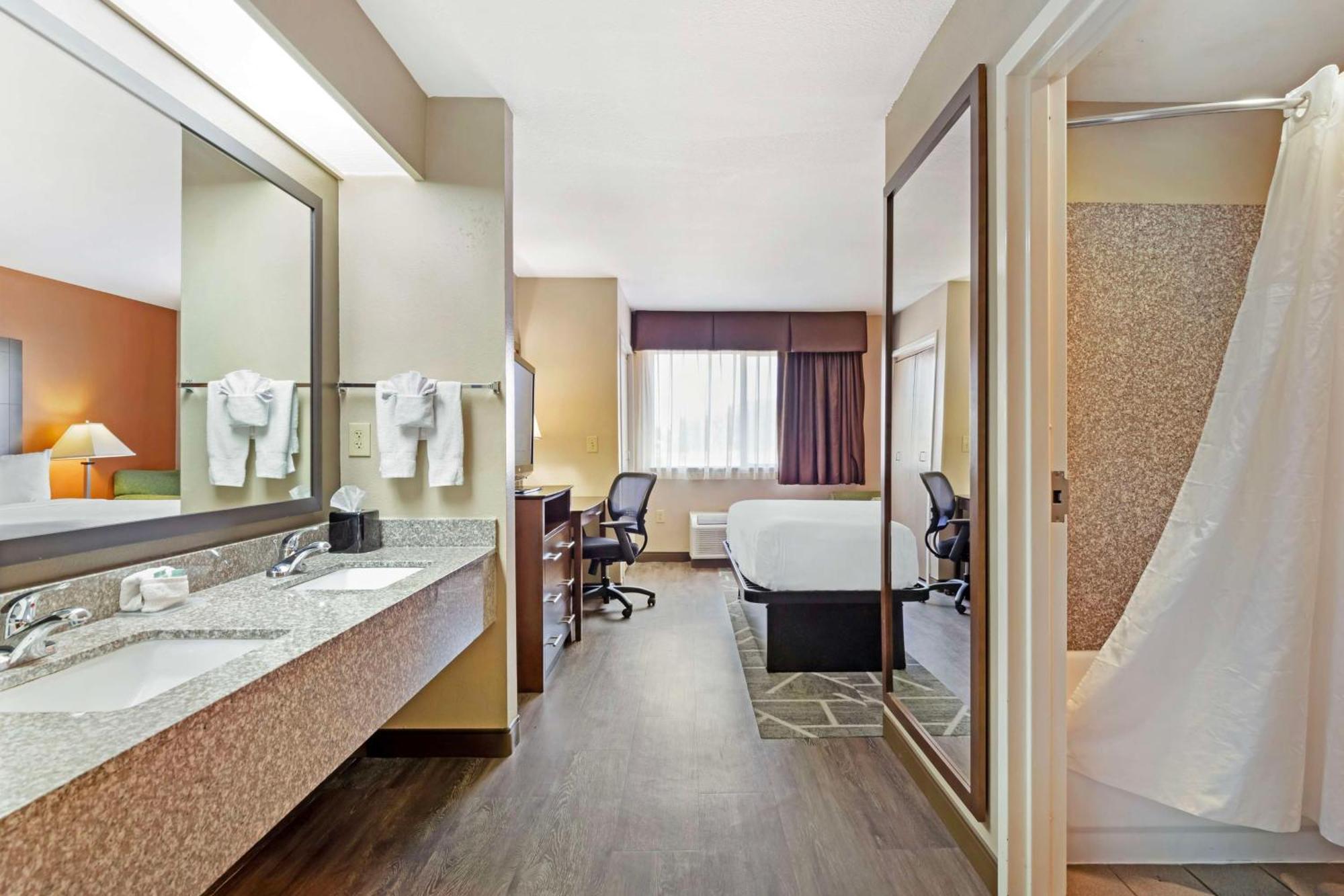 Best Western Inn & Suites Нью Браунфелс Экстерьер фото